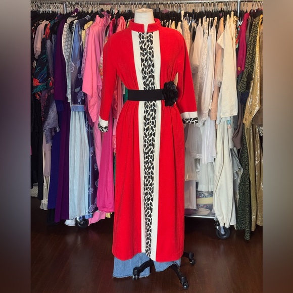 𝐑𝐀𝐑𝐄 𝐅𝐈𝐍𝐃 🖤
Vanity Fair Velour Robe - Red with Leopard Print Vintage 1960's - Picture 3 of 3
